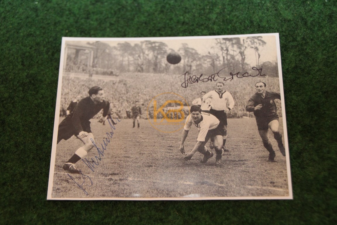 Bild aus dem Spiel Deutschland gegen Spanien am 19.03.1958 in Frankfurt a.M. mit original Autogrammen.