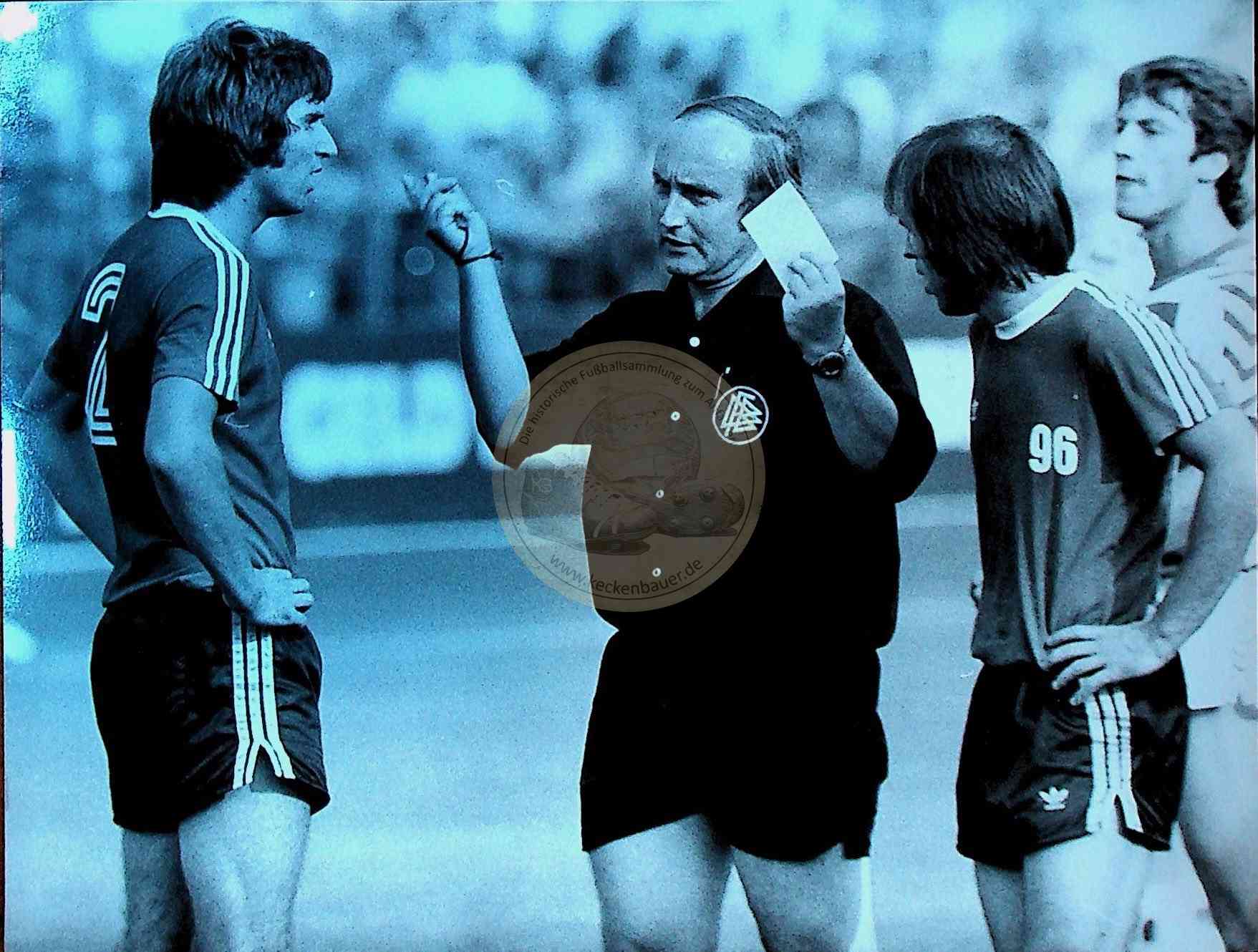 19750830 Pressefoto Duisburg gegen Hannover Rote Karte durch Schiedsrichter Zuchantke b
