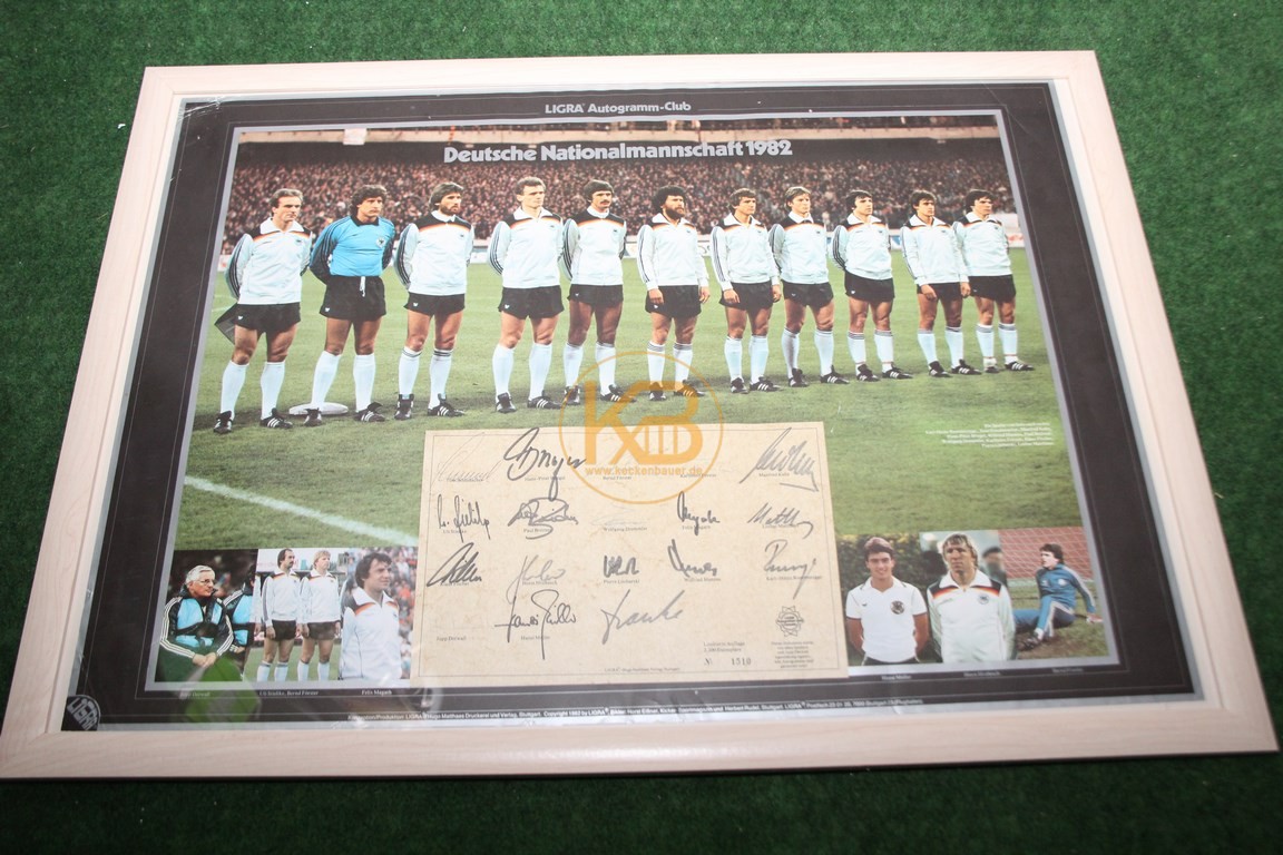 Ligra Autogramm-Club Bild Nummer 1510 von 2200 Exemplaren mit den original Unterschriften der Spieler und Jupp Derwall von der WM 1982. Es war ein Geschenk von Toni Schuhmacher an den Vorbesitzer.