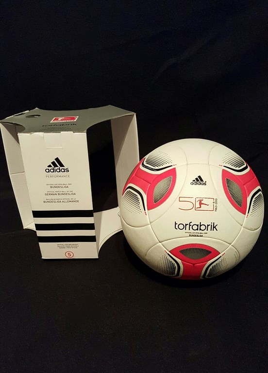 ADIDAS Torfabrik der offizielle Spielball der Fussball Bundesliga der Saison 2013 mit Originalverpackung.