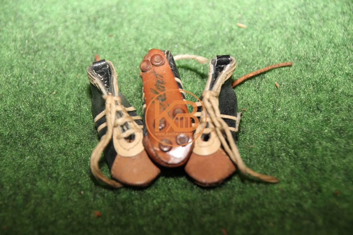 Mini Adidas Fußballschuhe mit dem original Autogramm von Helmut Haller