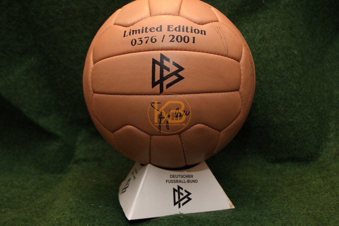 Ein Ball der von der Optik her in diesen Zeitraum passt. Ausgegeben vom DFB in limitierter Auflage aus dem Jahr 2001.