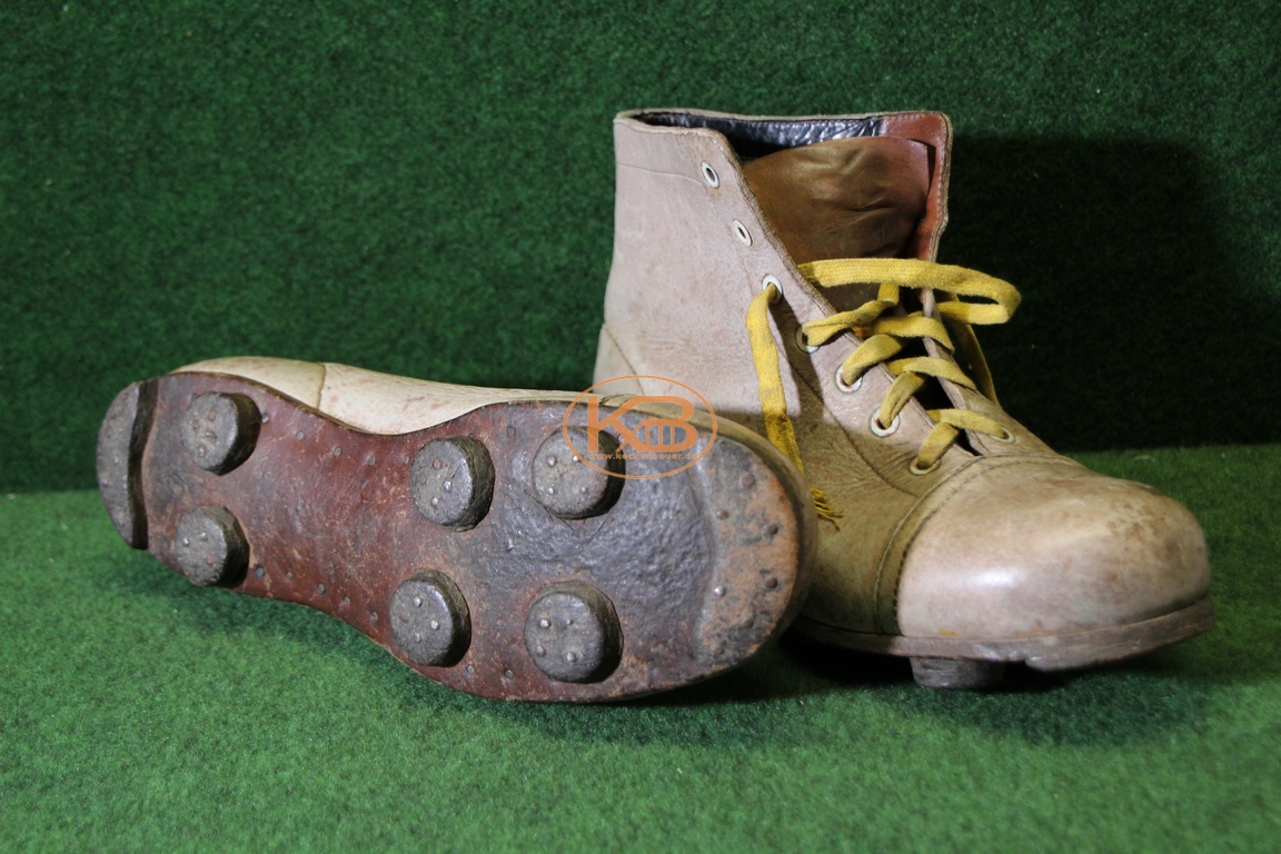 Alte hellbraune hohe Fußballschuhe mit genagelten Rundstollen und Stahlkappe vermutlich aus den frühen 1930ern. 