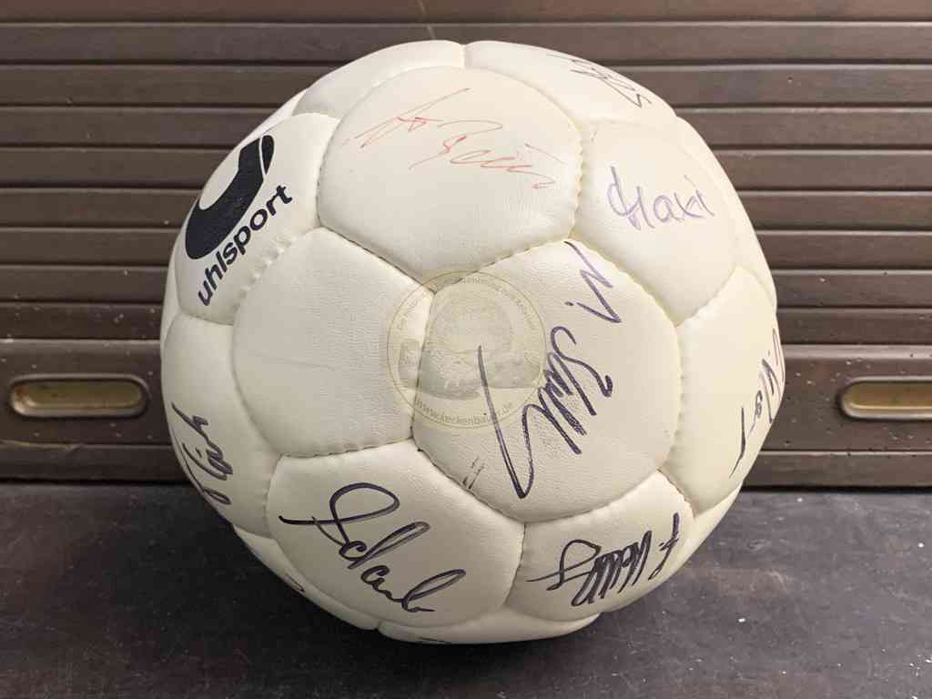 Uhlsport Ball mit den Unterschriften von Hannover 96 aus den 1990er Jahren