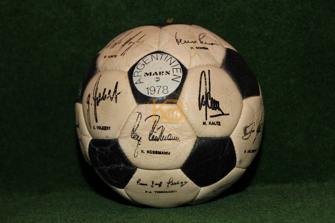 Ball mit aufgedruckten Unterschriften des Weltmeisterkaders der WM 1978 in Argentinien.
