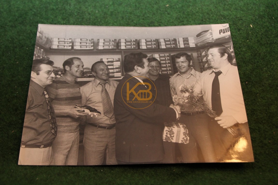 Original Foto von Pitter Danzberg bei der Eröffnung eines Sportgeschäfts 1972.