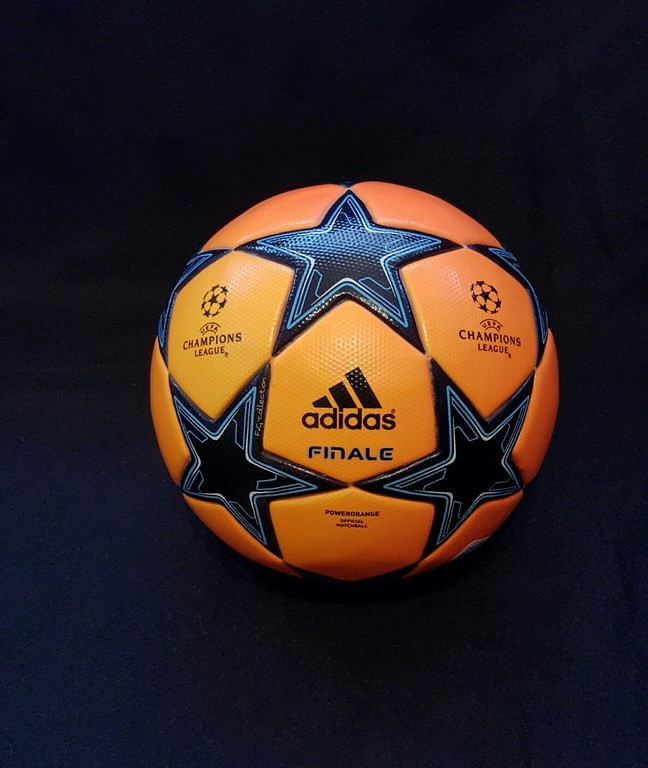 Oranger ADIDAS Champions League Final Ball vom Finale 2006 in Paris.