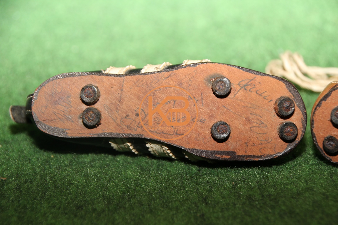 Mini Fußballschuhe mit mir noch unbekannten Autogrammen vermutlich aus den 1960ern.