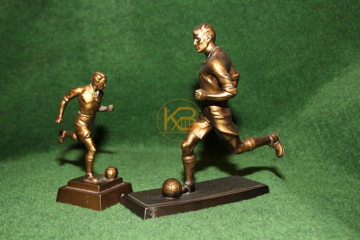 Pokale in Form alter Fussballspieler ca. aus den 1950ern.