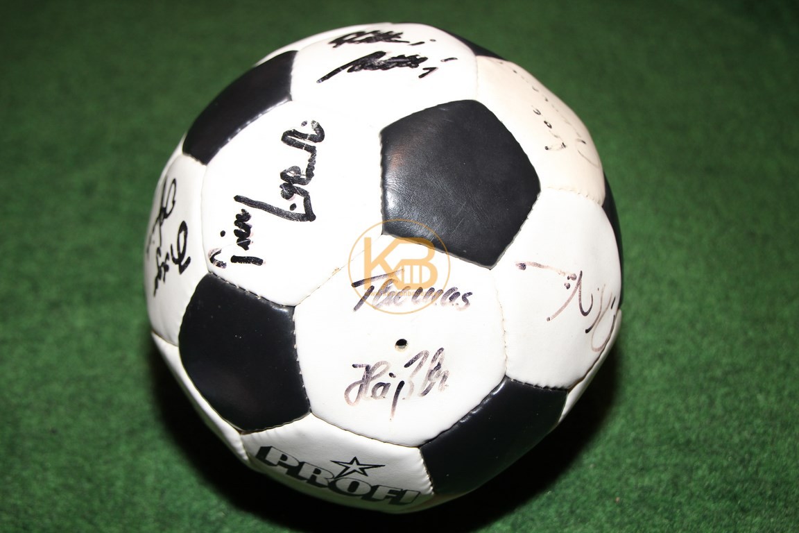 "Profi" Lederball mit den original Unterschriften der Weltmeister von 1990, es war ein Geschenk von Franz Beckenbauer an eine nicht zu nennende Person (siehe Karte) 2/2