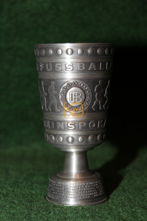 Original Miniaturnachbildung des DFB-Pokals des deutschen Pokalsiegers von Zinn Becker.