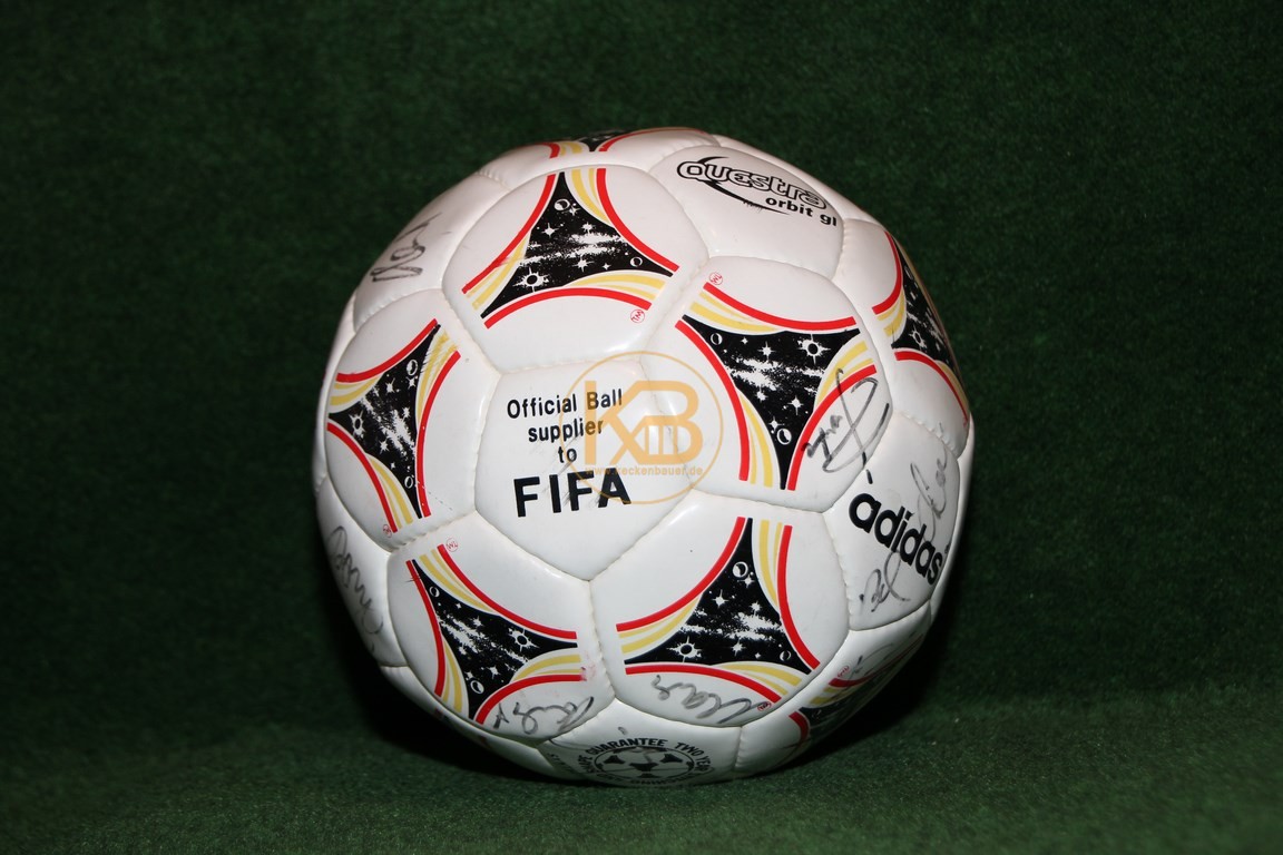Fußball Adidas Questra mit von mir NOCH unbekannten Unterschriften. Wer kann helfen?