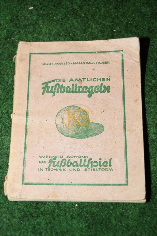 Die amtlichen Fußballregeln von Kurt Müller und Hans Paul Huber aus dem Jahr 1948.