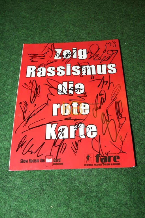 „Zeig Rassismus die Rote Karte“ mit original Unterschriften von Hannover 96.