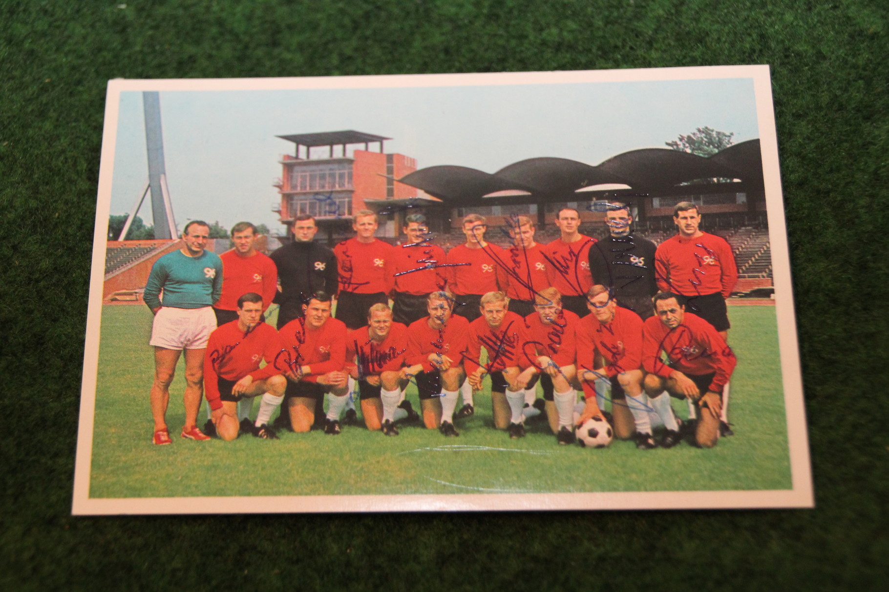 Diverse Original-Autogramme von Hannover 96 auf einer Bergmann Sammelkarte aus dem Jahr 1966/67.