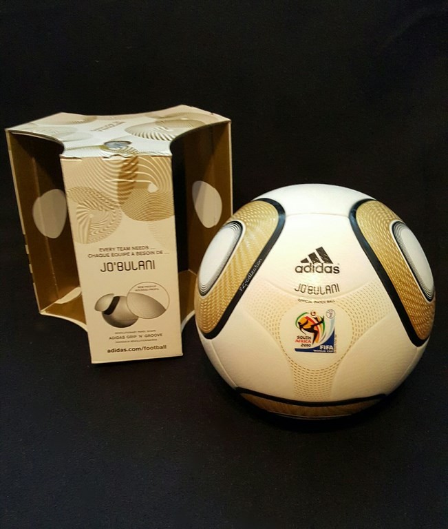 ADIDAS Jabulani der offizielle Spielball von der WM 2010 in Südafrika mit Originalverpackung hier in der Finalvariante.