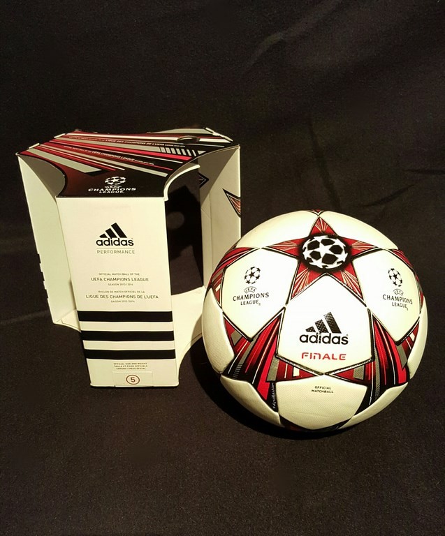 Der offizielle Spielball der ADIDAS Frauen Champions League Final Ball vom Finale 2013/14 in Lissabon mit Originalverpackung.