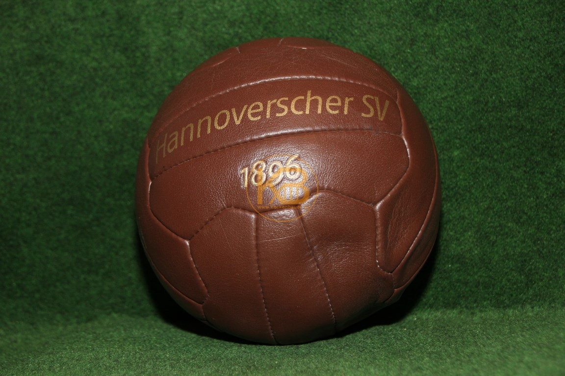 Ein Ball der von der Optik her in diesen Zeitraum passt. Herausgegeben von Hannover 96.