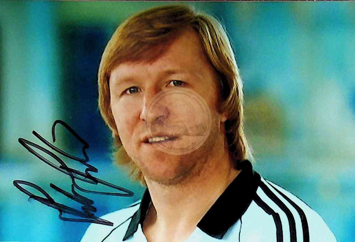 Autogramm von Horst Hrubesch auf einem Foto