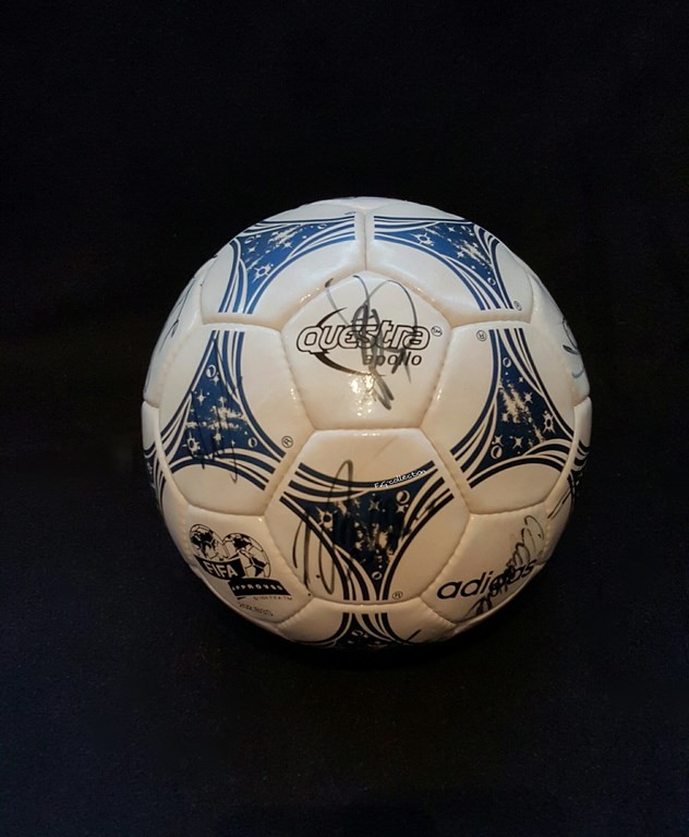 ADIDAS Questra der offizielle Spielball von der WM 1994 in den USA mit Originalautogrammen vom VFL Wolfsburg.