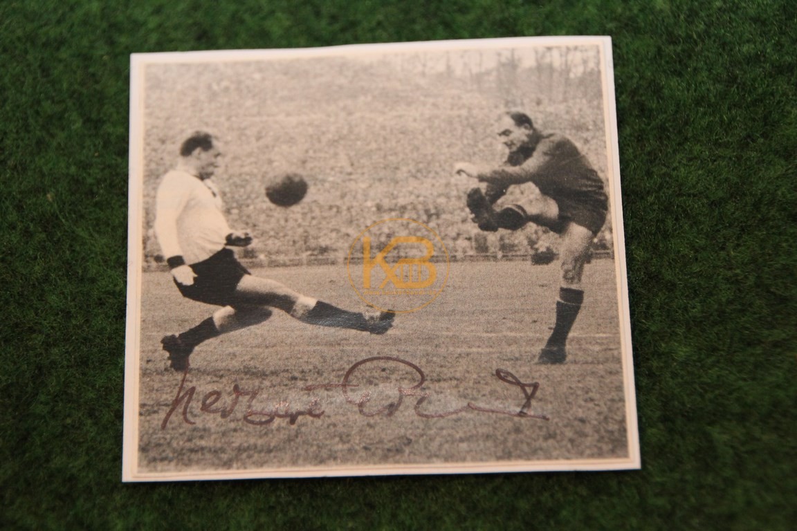 Foto von ??? im Dress der Nationalelf mit original Autogramm.