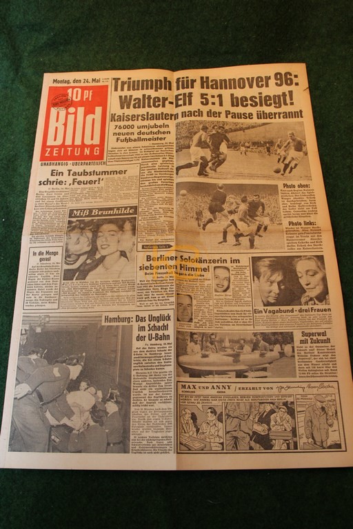 Original Bild Zeitung aus dem Finalort Hamburg vom Finalsieg der Deutschen Meisterschaft 1954 gegen Kaiserslautern.
