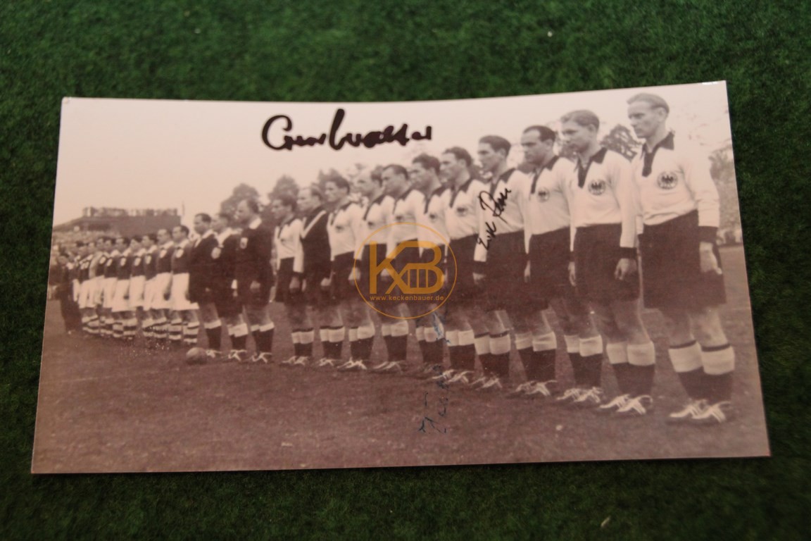Bild der deutschen Nationalmannschaft vor dem Spiel  gegen Irland 1952 mit original Autogrammen von Retter, o. Walter und Röhrig.
