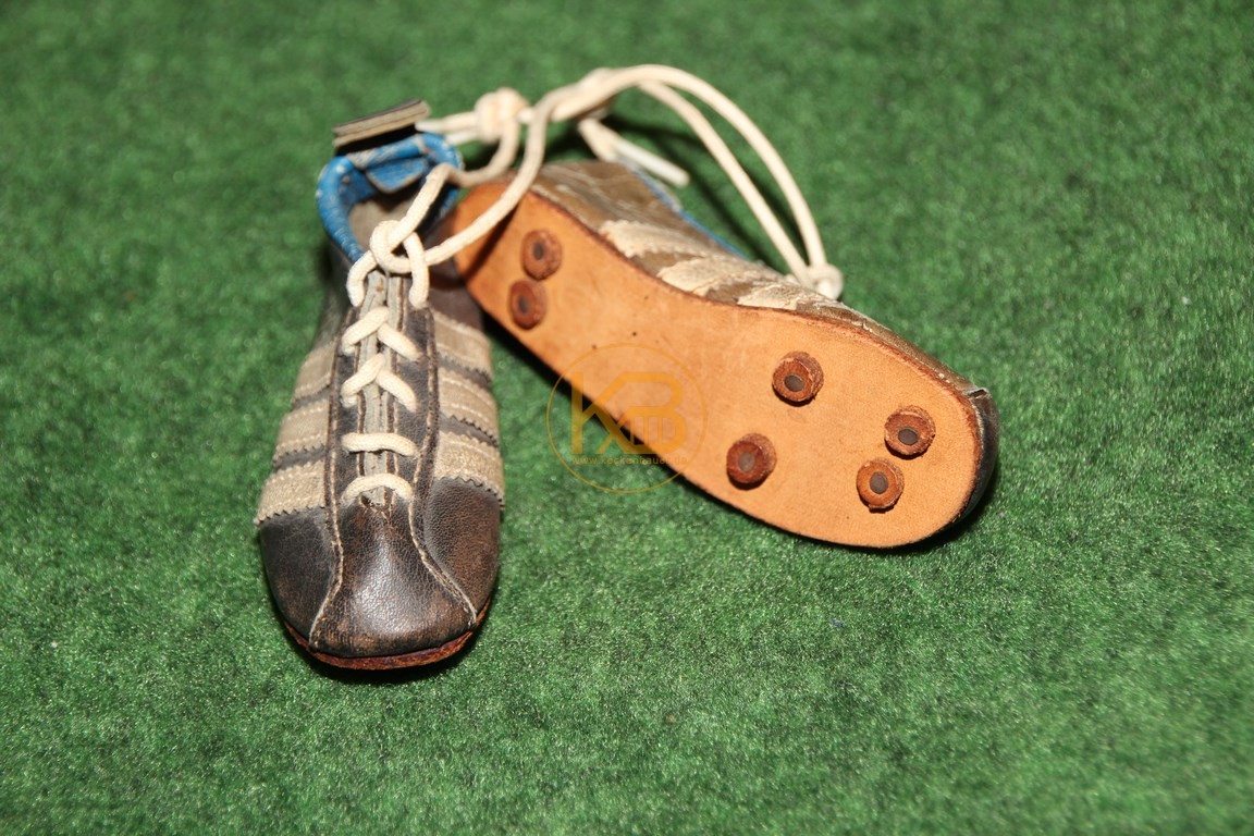 Alte mini Fußballschuhe von Adidas mit genagelten Stollen.