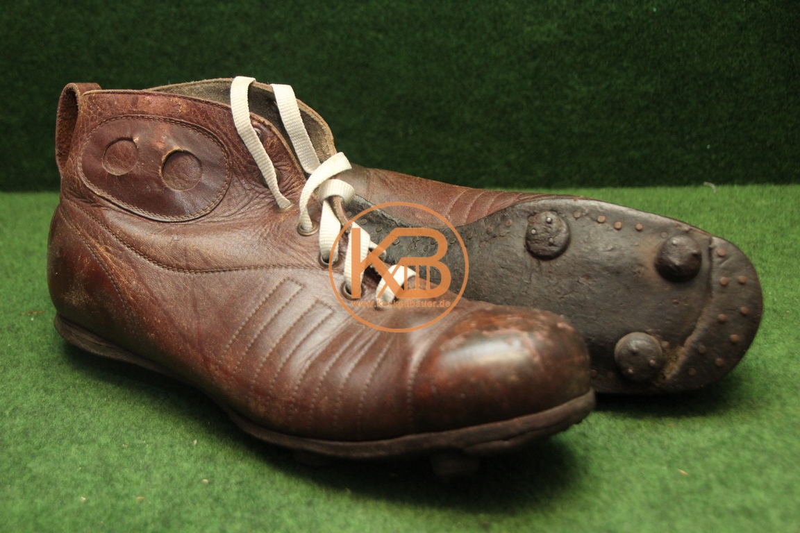 Alte braune Fußballschuhe mit genagelten Rundstollen aus den 1940er Jahren.