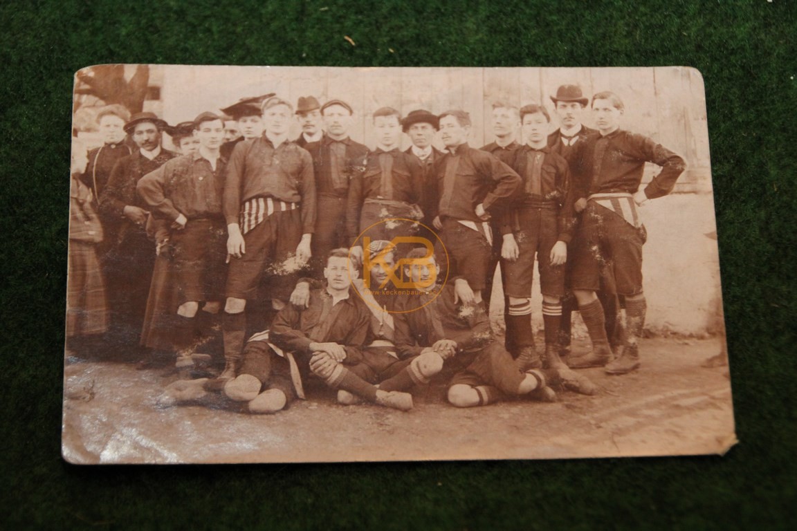 Original  Mannschaftsfoto von einem Wiener Fußball Verein aus dem Jahr 1910.