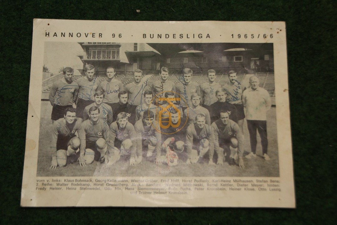 Mannschaftsbild von Hannover 96 aus der Saison 1965/66 mit allen original Unterschriften.