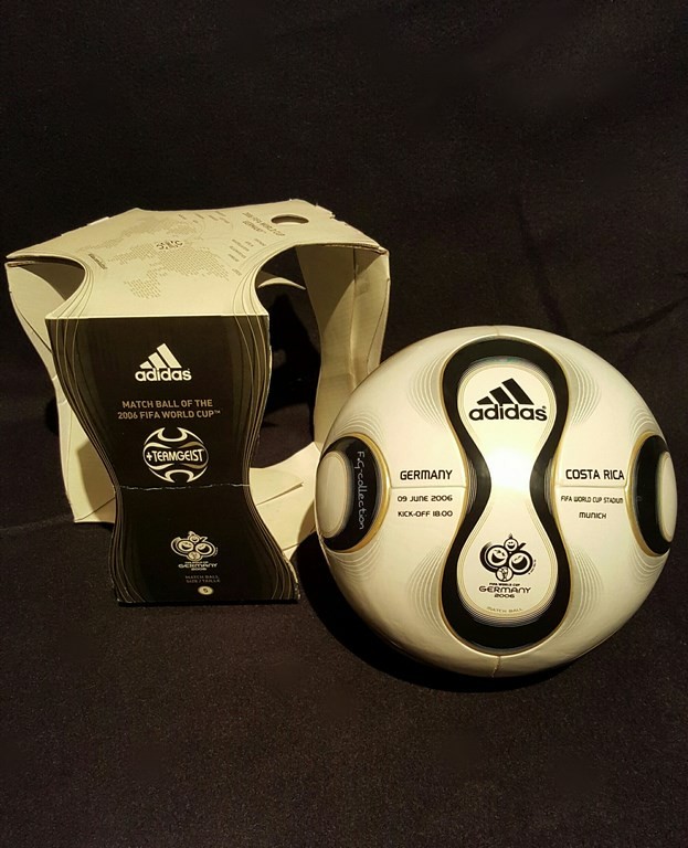 ADIDAS Teamgeist der offizielle Spielball von der WM 2006 in Deutschland mit Originalverpackung hier in der Eröffnungsspielvariante.