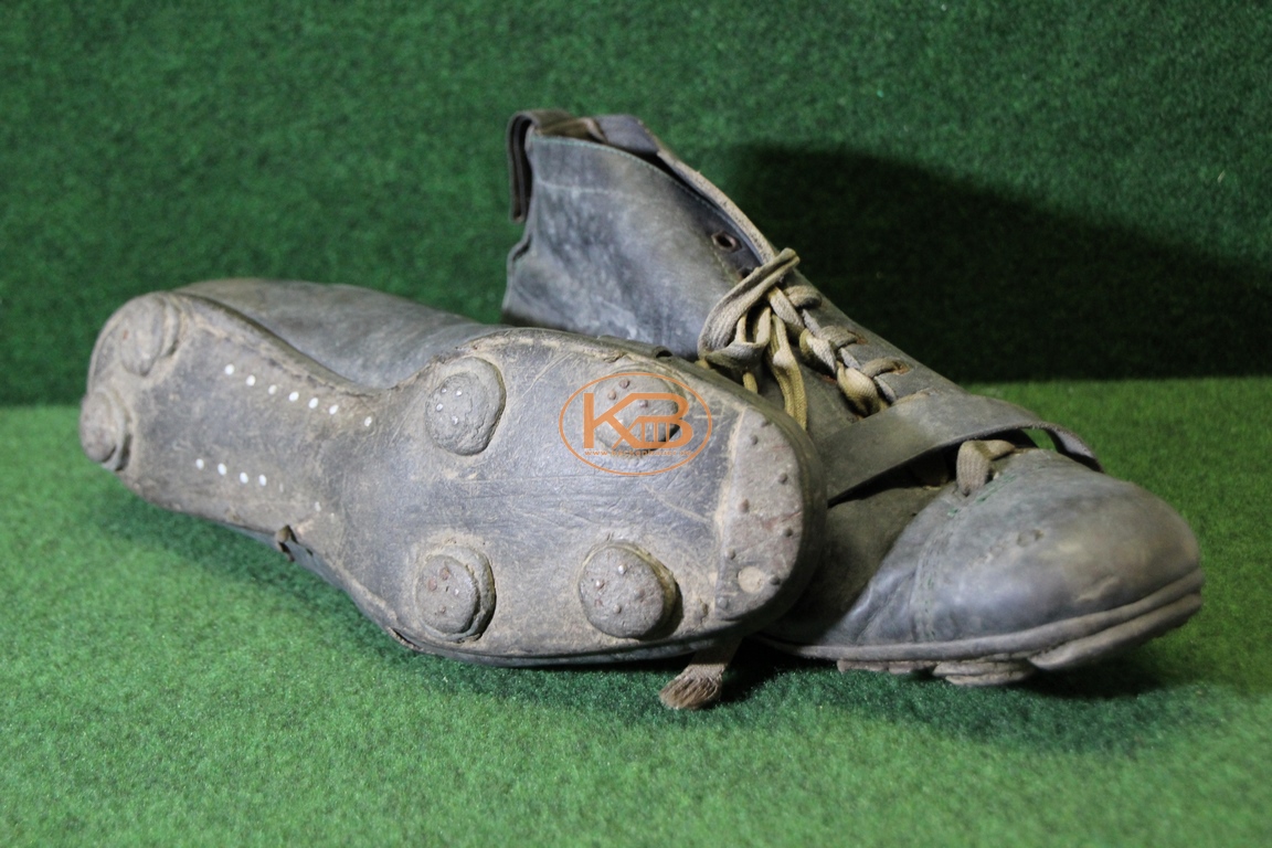 Alte schwarze hohe Fußballschuhe mit genagelten Rundstollen vermutlich aus den frühen 1920ern. 