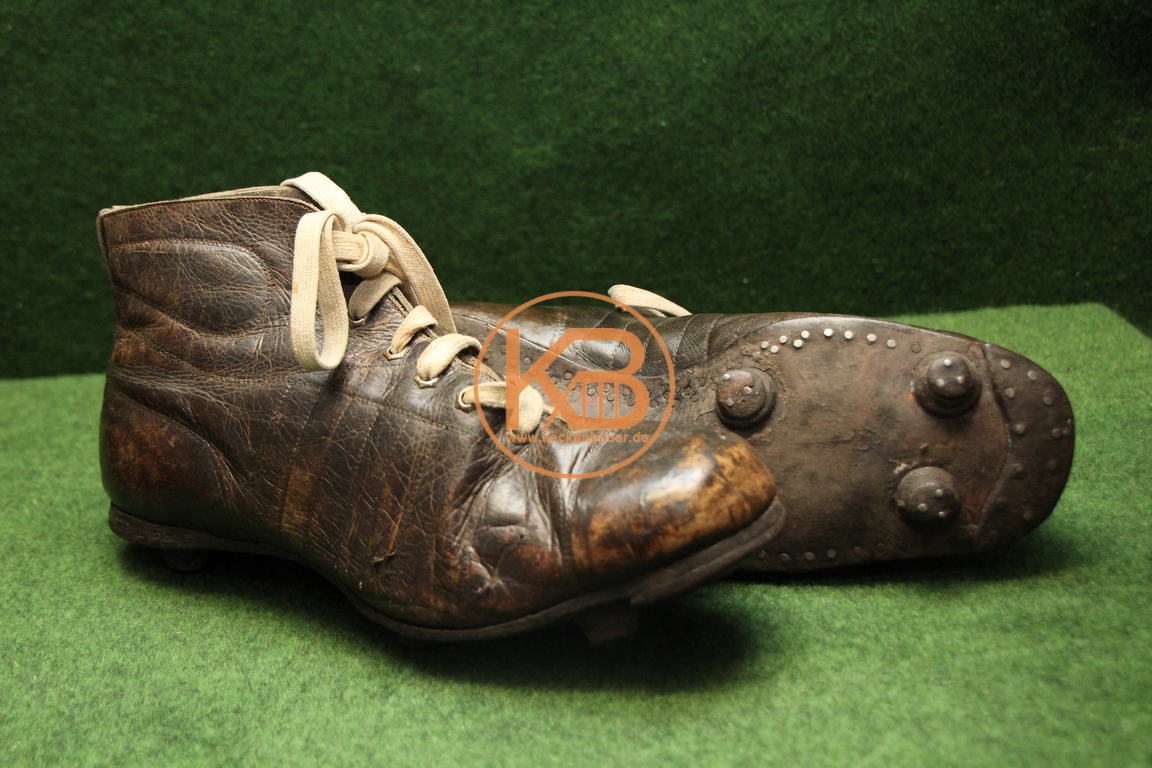 Alte braune Fußballschuhe mit genagelten Rundstollen aus den 1940er Jahren.