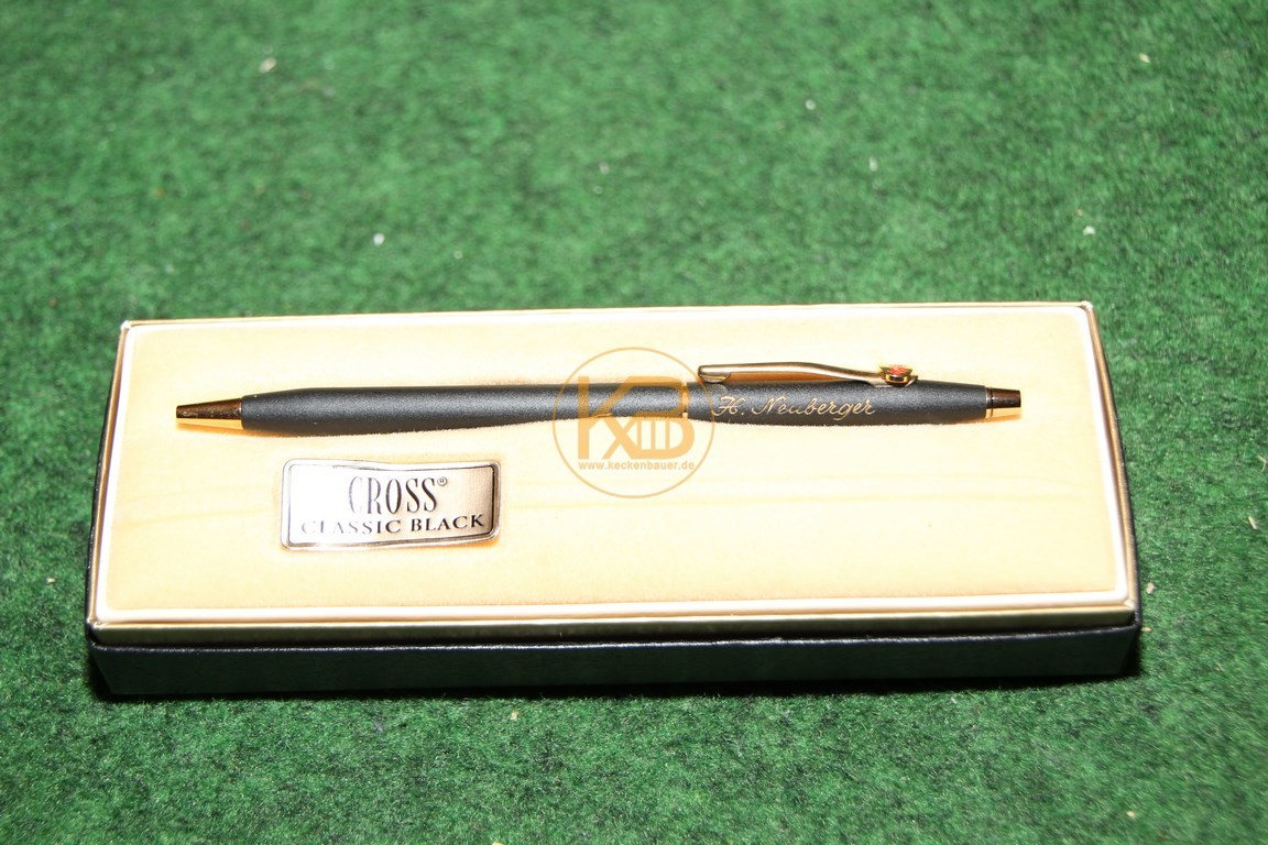 Cross Kugelschreiber Classic Black 2502 mit „H. Neuberger“ Gravur mit Etui und Garantiekarte aus dem Nachlass von Herbert Neuberger.