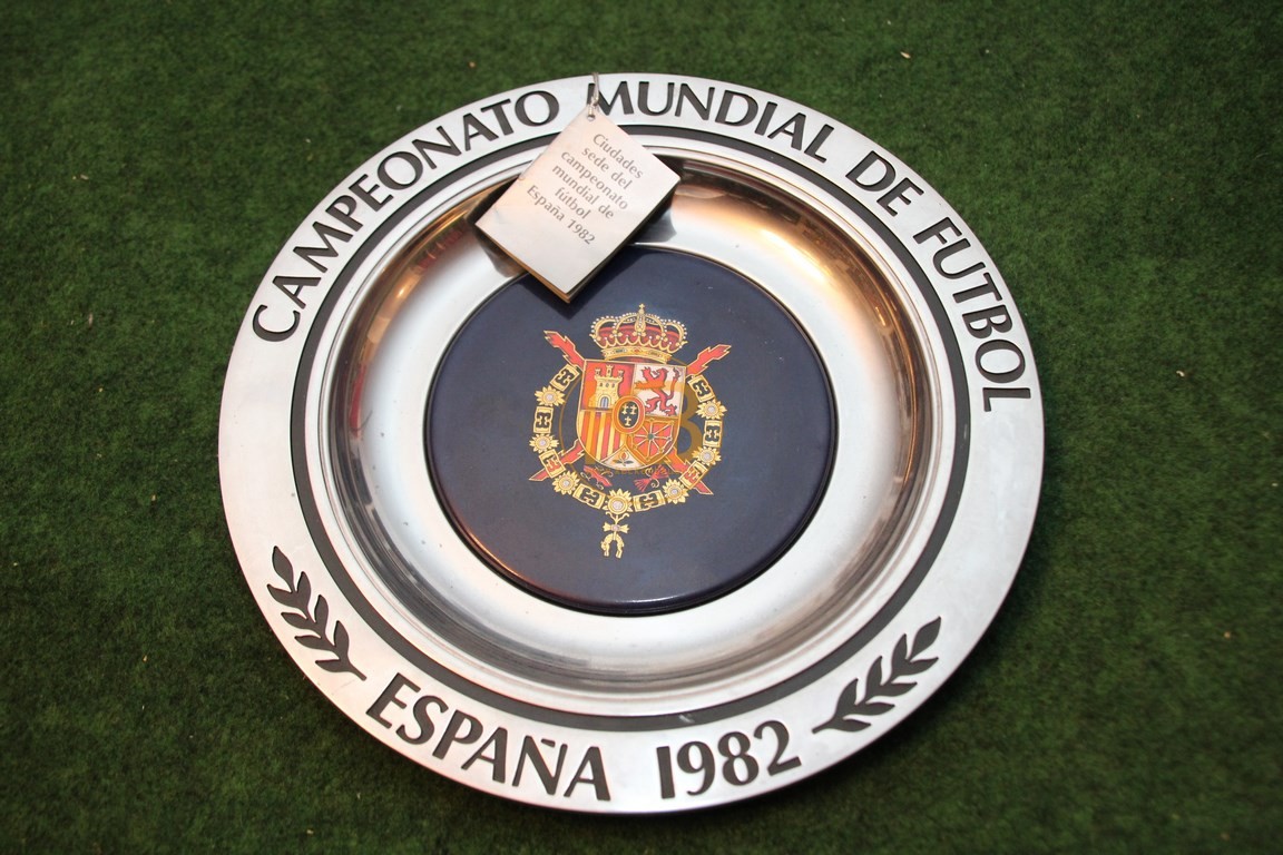 Original Zinnteller der Fußball WM 1982 in Spanien punziert inkl. Zettel mit den Spielorten