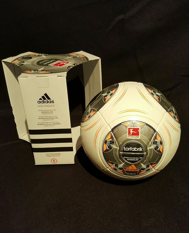 ADIDAS Torfabrik der offizielle Spielball der Fussball Bundesliga der Saison 2013/14 mit Originalverpackung.