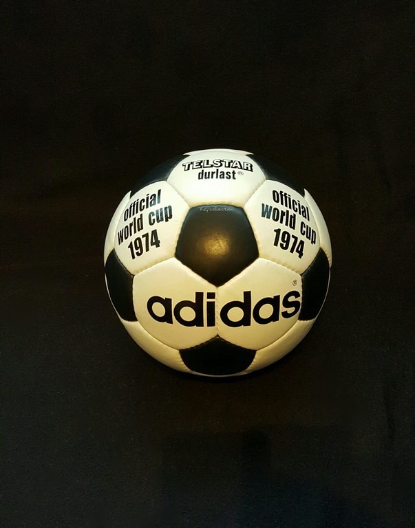 ADIDAS Telstar Durlast der offizielle Spielball von der WM 1974 in Deutschland.