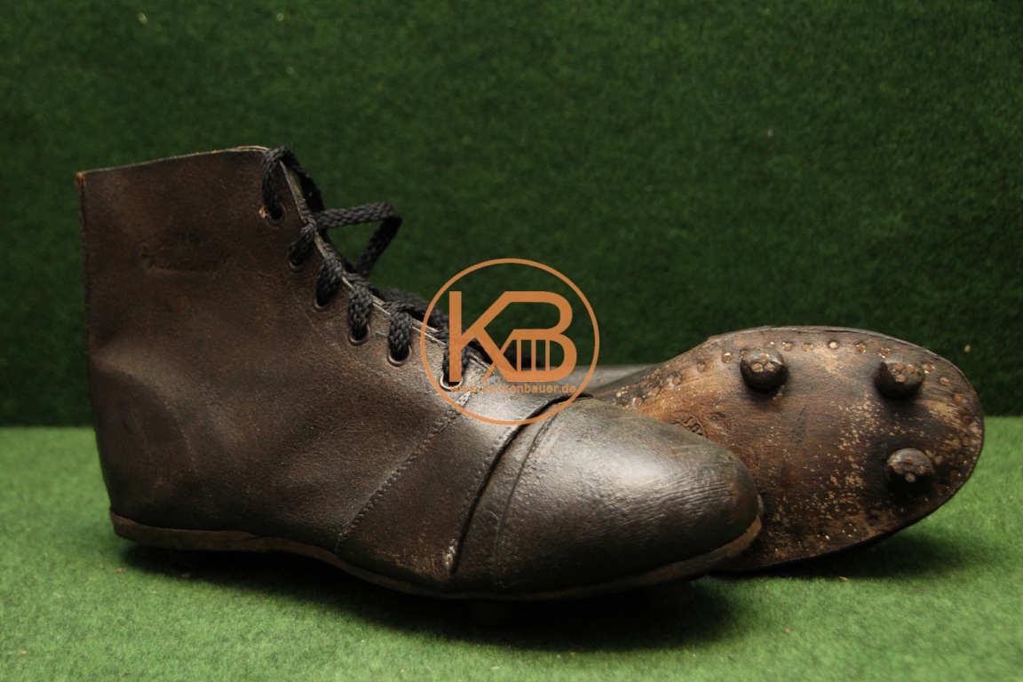 Alte Englische Fußballschuhe aus den 1940ern mit genagelten Rundstollen von Salter & Son Aldershot