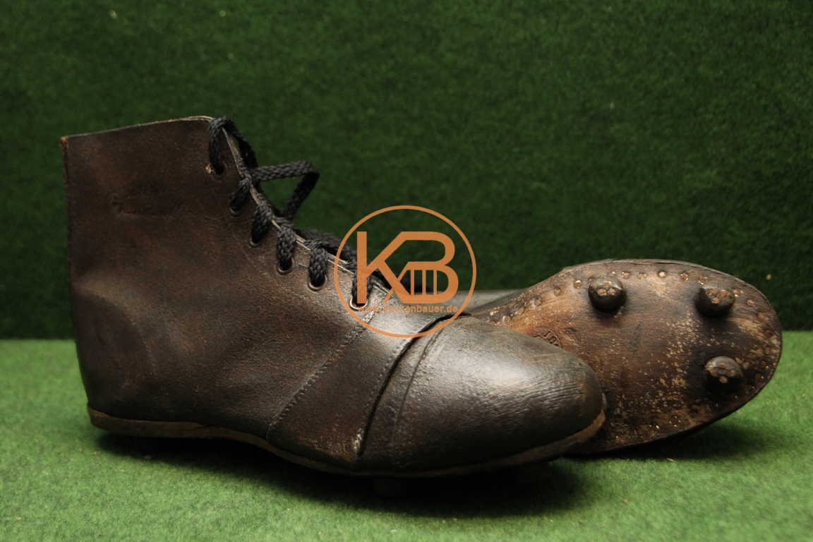 Alte Englische Fußballschuhe aus den 1940ern mit genagelten Rundstollen von Salter & Son Aldershot