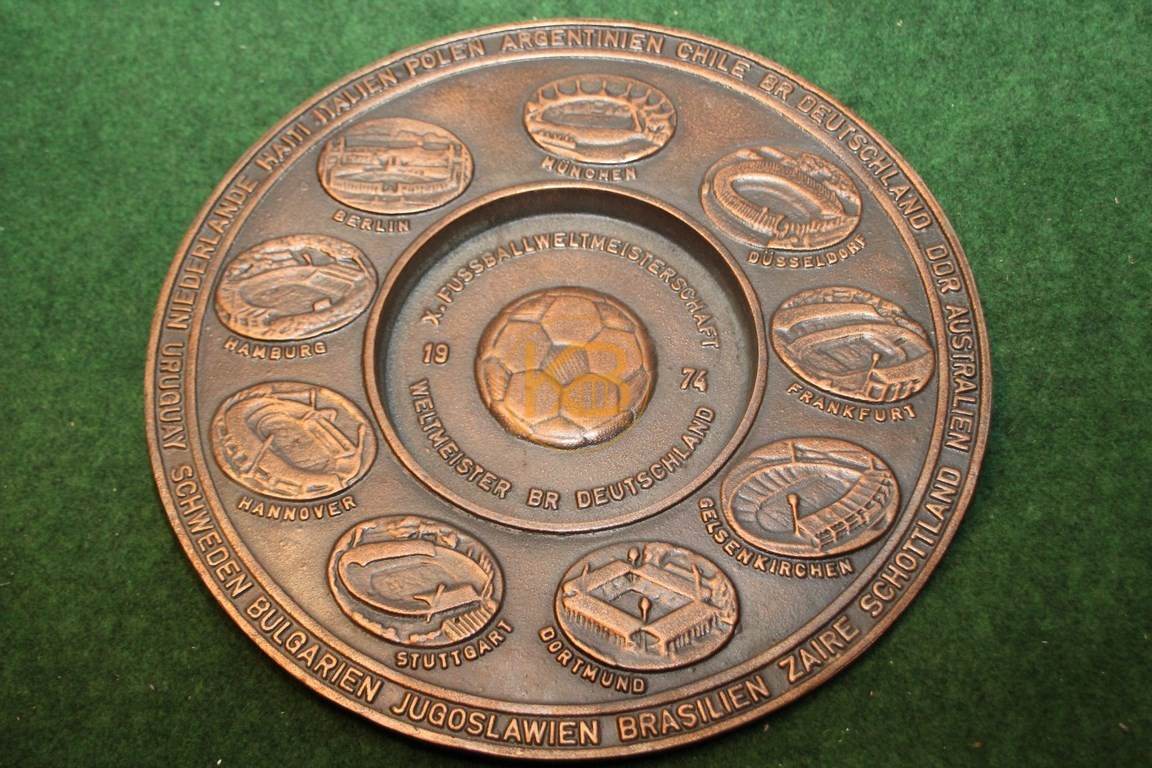 Limitierte Schale der Fußball Weltmeisterschaft 1974 mit allen Stadien und Mannschaften. Der Durchmesser der Schale beträgt 25 cm.