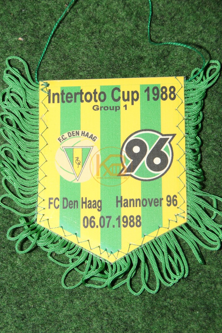 Alter Wimpel von Hannover 96 vom Intertoto Cup 1988 gegen Den Haag am 06.07.1988.