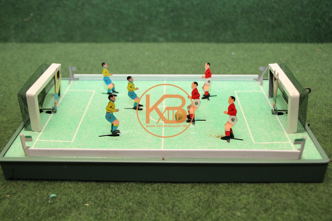 Altes Fussball Blechspiel aus den 1940/1950 ern. Leider ohne Angabe des Herstellers. 2/2