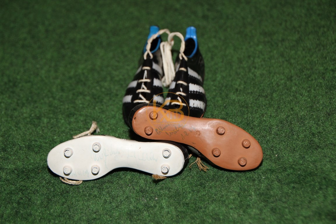 Miniatur Fußballschuhe mit den Autogrammen von Fritz und Otmar Walter.