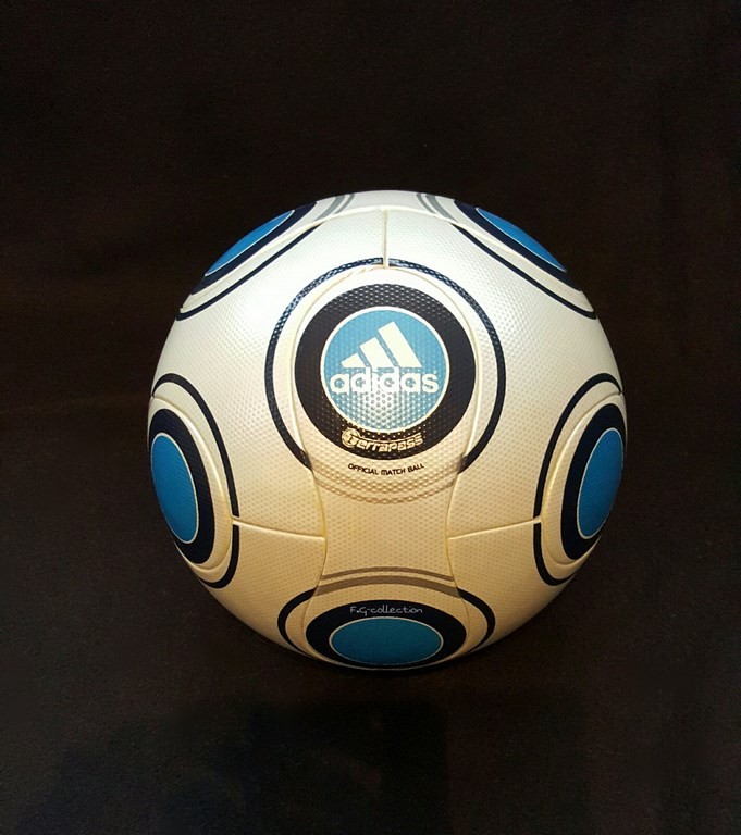 ADIDAS Terrapass der offizielle Spielball von der Frauen EM 2009 in Finnland.