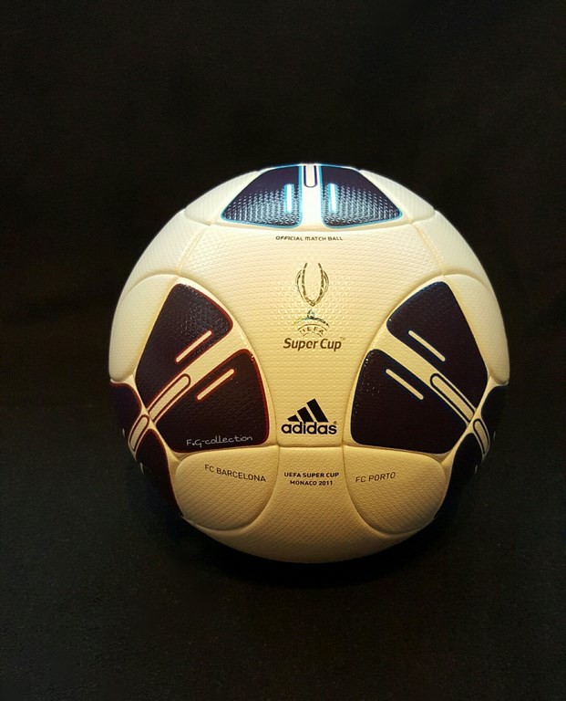 Der offizielle Spielball der ADIDAS Super Cup Final Ball vom Finale 2011 in Monaco.