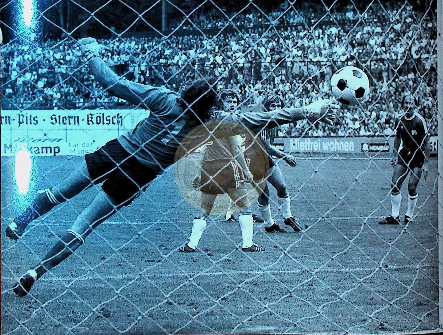 19750816 Pressefoto Köln gegen Hannover 1zu1 Hiestermann gegen Pauly 