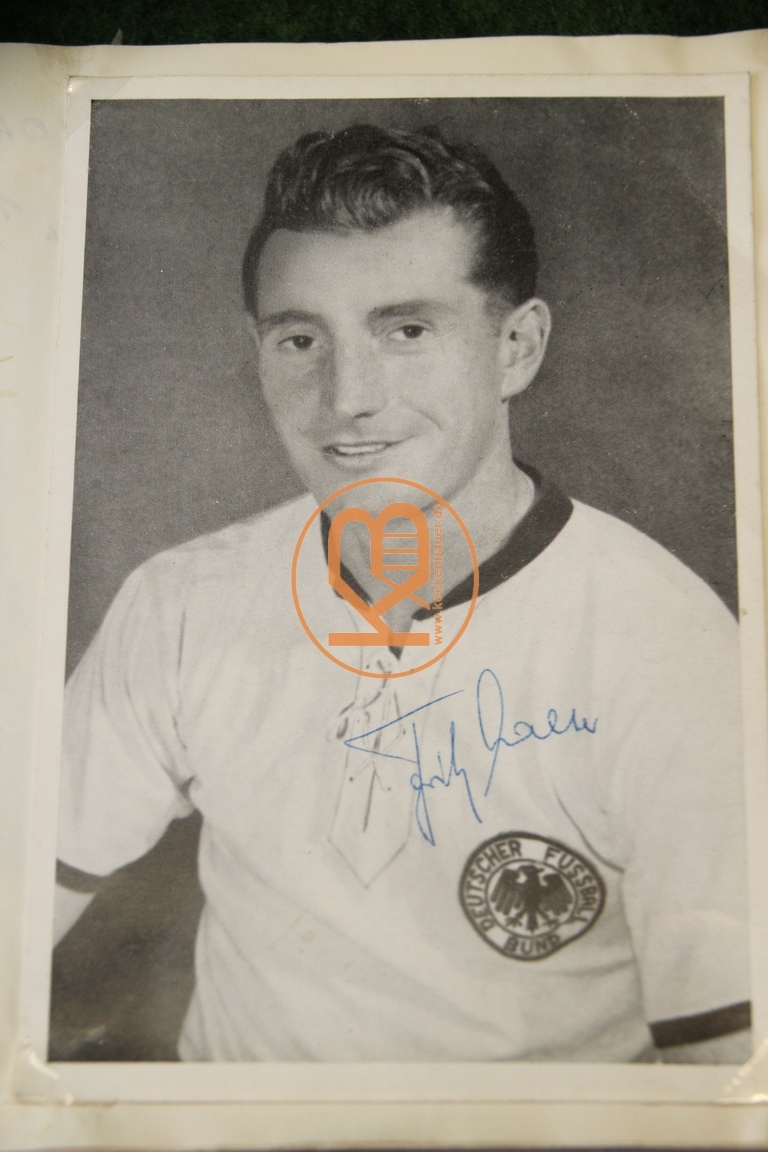 Autogrammkarte mit dem original Autogramm von Fritz Walter im Deutschland Trikot