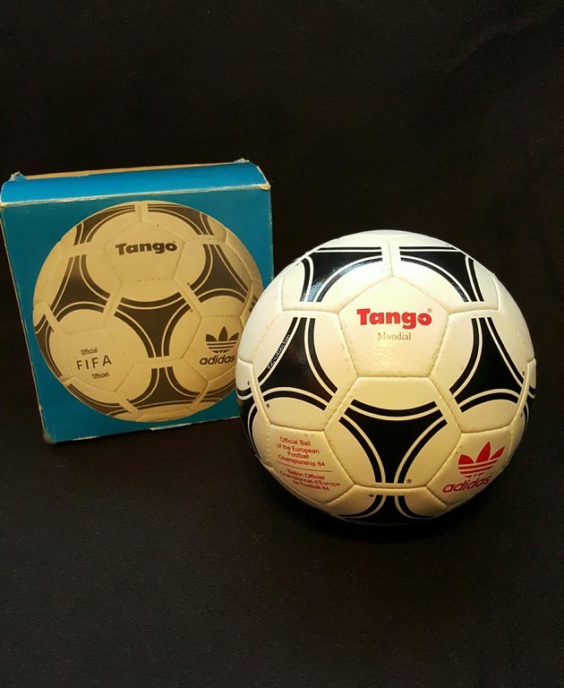 ADIDAS Tango Mundial der offizielle Spielball von der EM 1984 in Frankreich mit Originalverpackung.