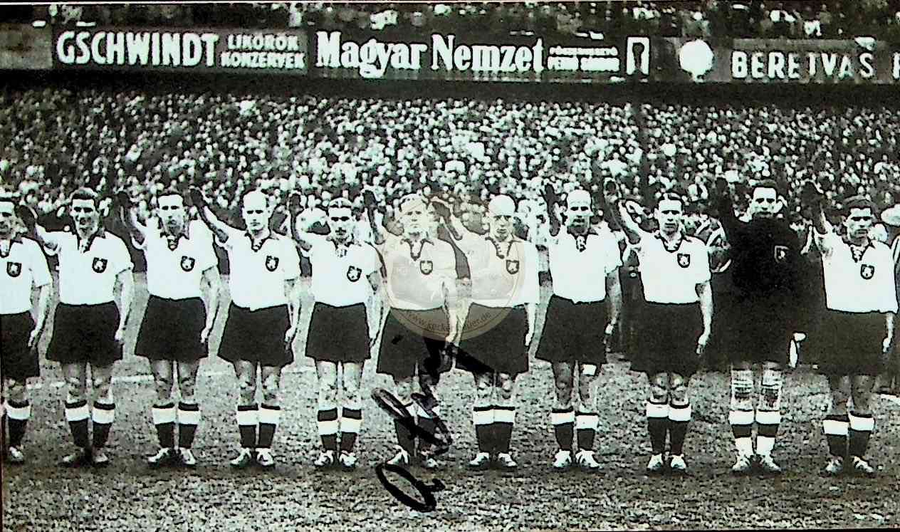 19420503 Bild der deutschen Nationalmannschaft vor dem Spiel gegen Ungarn in Budapest mit original Autogramm von Sing